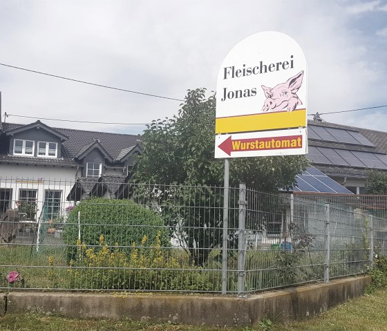 Schild zur Fleischerei Jonas, &copy; Touristik-B&uuml;ro Vordereifel