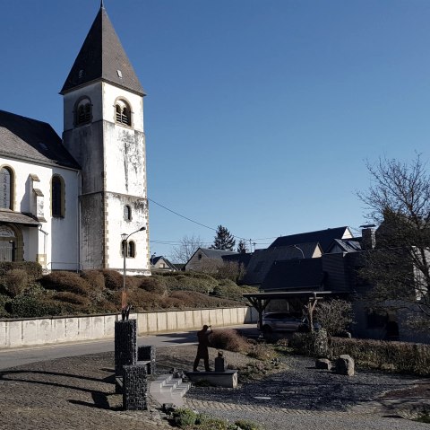Pfarrkirche und Dorfplatz in Kirchwald, © Foto: Svenja Schulze-Entrup, Quelle: Touristik-Büro Vordereifel