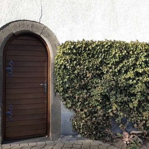 Portal mit Basaltrahmen, © Foto: Svenja Schulze-Entrup, Quelle: Touristik-Büro Vordereifel