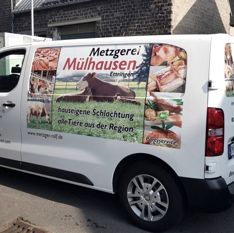 Auto der Metzgerei Mülhausen, © Foto: Svenja Schulze-Entrup, Quelle: Touristik-Büro Vordereifel