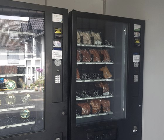 Sortiment im Wurstautomat, &copy; Touristik-B&uuml;ro Vordereifel