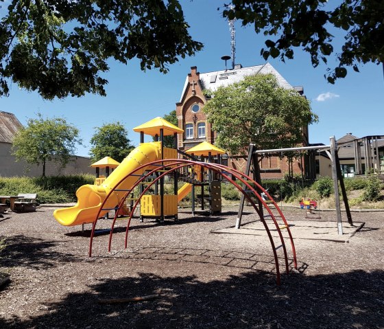 Playground in front of the community center, &copy; Foto: Svenja Schulze-Entrup, Quelle: Touristik-B&uuml;ro Vordereifel