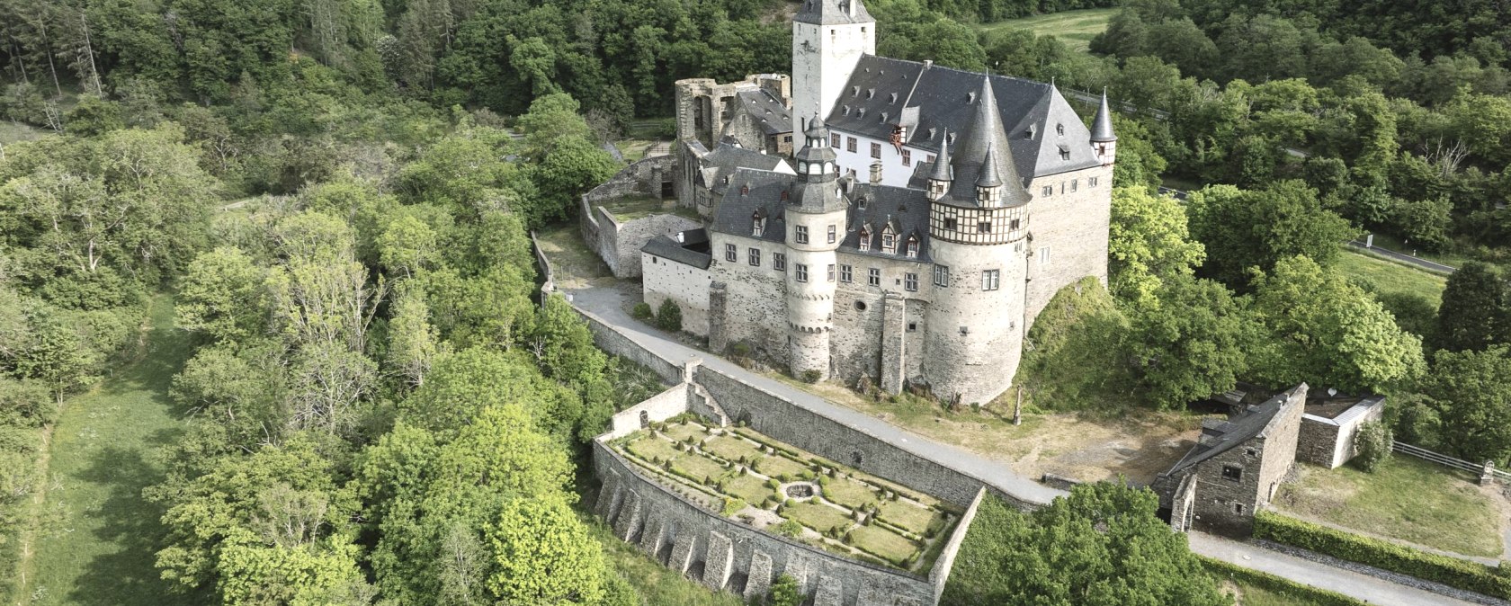 Luftaufnahme von Schloss B&uuml;rresheim
