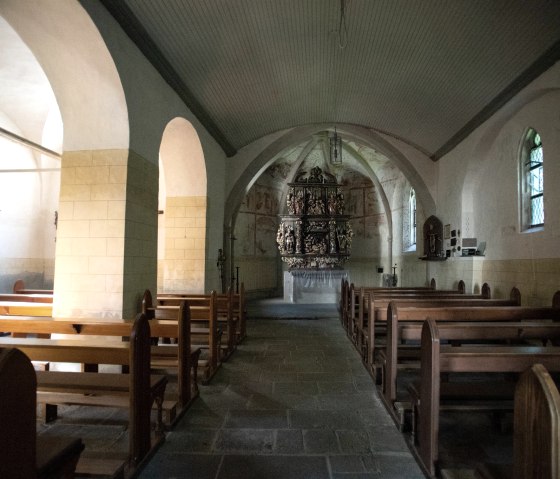 Gang zum Altar in der Wallfahrtskapelle, &copy; Foto: Laura Rinneburger, Quelle: Touristik-B&uuml;ro Vordereifel