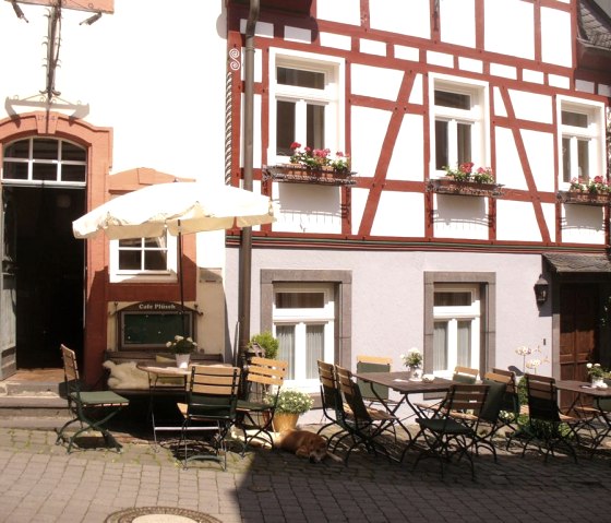 Caf&eacute; Pl&uuml;sch Au&szlig;enbereich 1