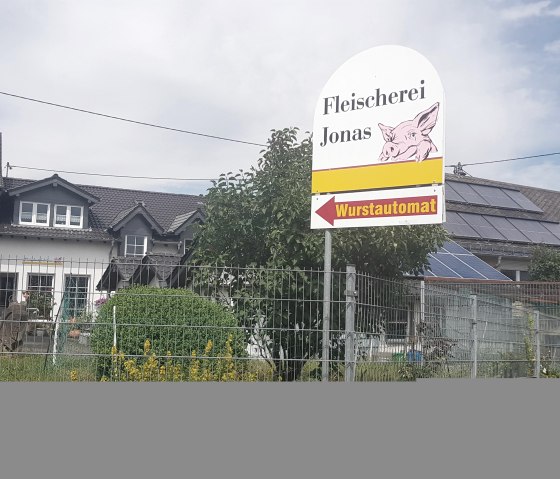 Schild zur Fleischerei Jonas, © Touristik-Büro Vordereifel