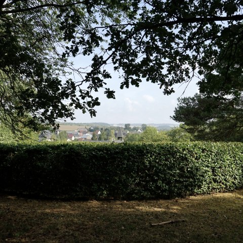 Labyrinth von außen und Blick auf Ditscheid, © Laura Rinneburger