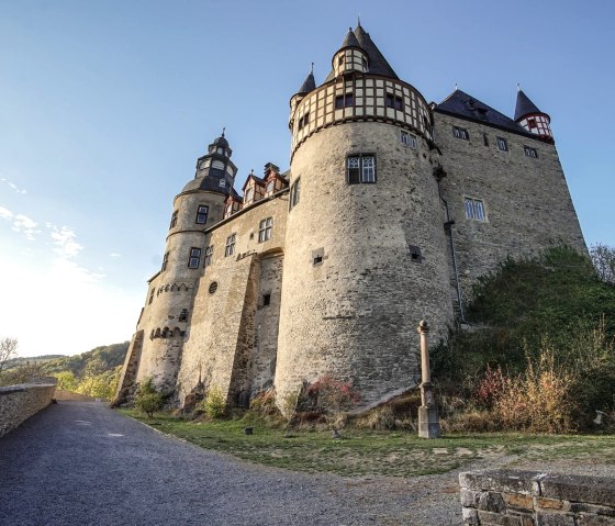 Pass B&uuml;rresheim Castle on the left., &copy; Foto: Laura Rinneburger, Quelle: Touristik-B&uuml;ro Vordereifel