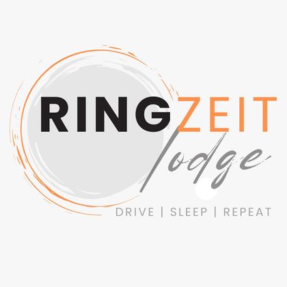 Ein modernes Logo für die Ringzeit Lodge. Es zeigt den Slogan „Drive | Sleep | Repeat“ und hat eine klare, ansprechende Schriftart.