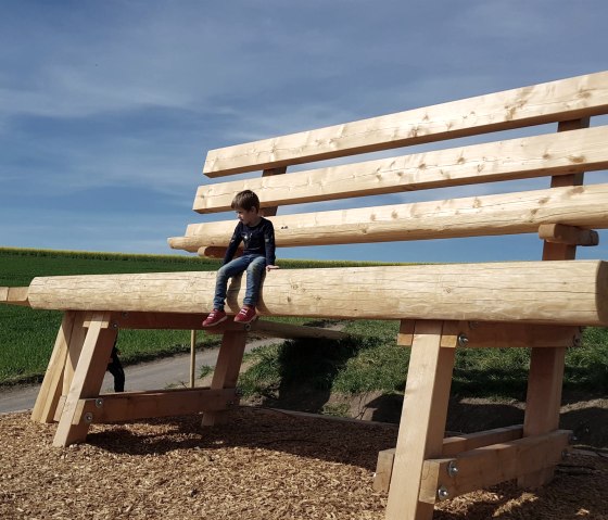 Die XXL-Baumelbank in Kottenheim, &copy; Foto: Svenja Schulze-Entrup, Quelle: Touristik-B&uuml;ro Vordereifel