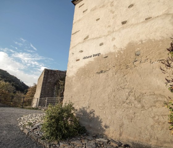 der Weg an dicken Schloss Mauern vorbei..., © Foto: Laura Rinneburger, Quelle: Touristik-Büro Vordereifel