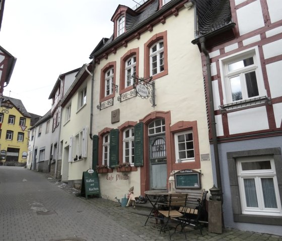 Caf&eacute; Pl&uuml;sch dans le village &agrave; colombages de Monreal, &copy; Foto: Svenja Schulze-Entrup, Quelle: Touristik-B&uuml;ro Vordereifel