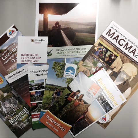 Ein Stapel von Informationsbroschüren