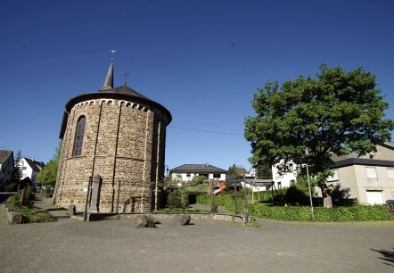Dorfplatz an der Schutzengelkapelle, &copy; Foto: Laura Rinneburger, Quelle: Touristik-B&uuml;ro Vordereifel