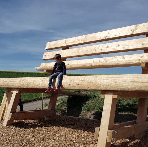 The XXL dangling bench in Kottenheim, &copy; Foto: Svenja Schulze-Entrup, Quelle: Touristik-B&uuml;ro Vordereifel