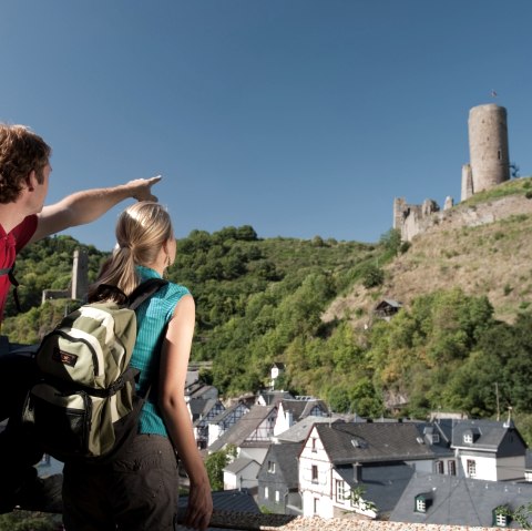 Wanderer auf dem Traumpfad Monrealer Ritterschlag mit Blick auf die L&ouml;wen und die Philippsburg