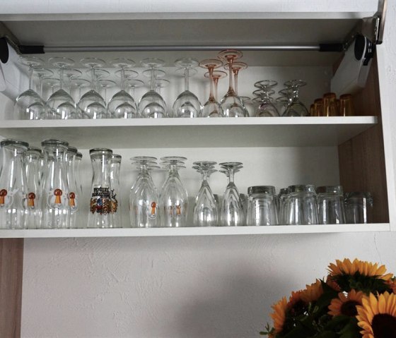 Verres dans la salle de petit-déjeuner