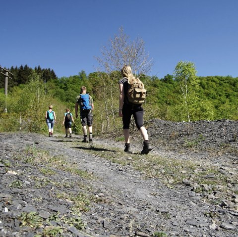 Wanderer auf dem Weg aus der Schiefergrube Bausberg bei Kehrig