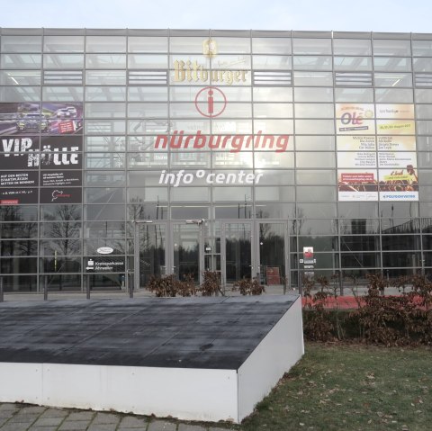 Blick auf das Infocenter am N&uuml;rburgring
