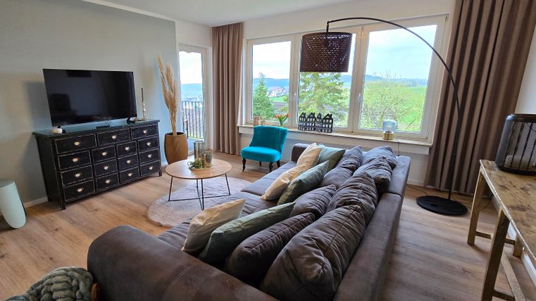 Couch mit Kissen & Kuscheldecke
Smart-TV
Zugang zum Balkon
Gemeinschaftsspiele
Gästebuch