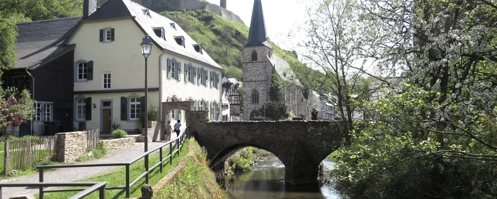 Pfarrkirche im Frühling, © Foto: Svenja Schulze-Entrup, Quelle: Touristik-Büro Vordereifel