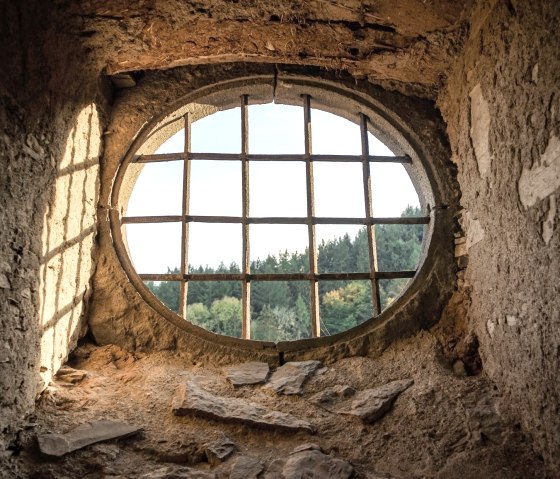 und vergitterten Fenstern..., © Foto: Laura Rinneburger, Quelle: Touristik-Büro Vordereifel