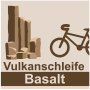 Le logo repr&eacute;sente des colonnes de basalte stylis&eacute;es et un v&eacute;lo, avec en dessous l'inscription 'Vulkanschleife Basalt'., &copy; REMET