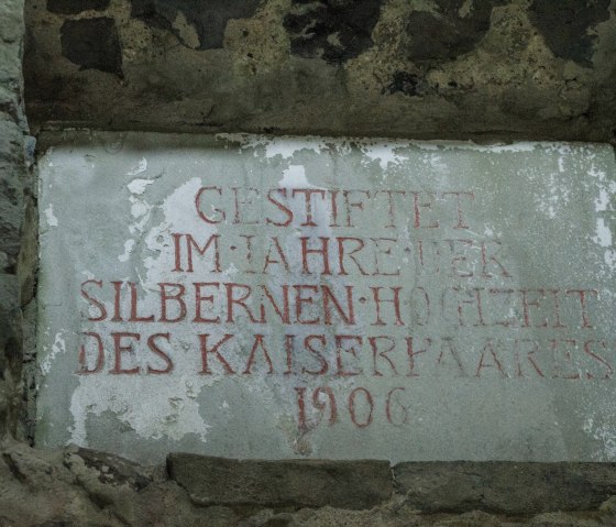 Inschrift am Kaiser-Wilhelm-Turm, © Foto: Volker Windheuser, Quelle: Touristik-Büro Vordereifel