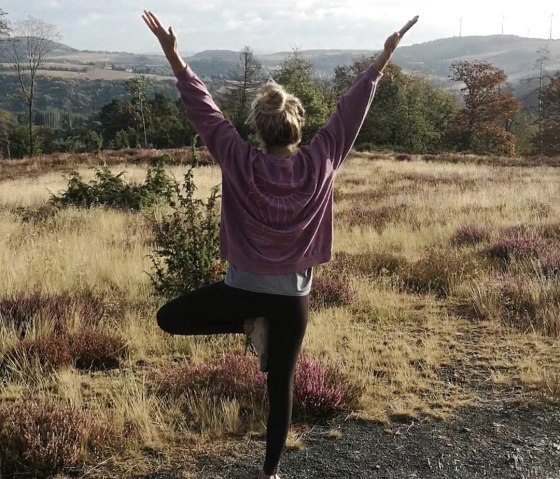 Yoga in the heather garden, © Theresa Bauerfeld