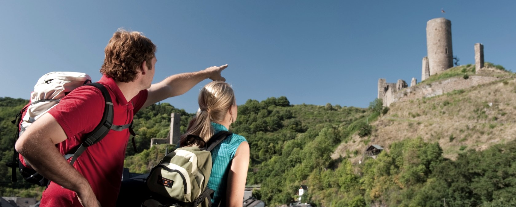 Wanderer auf dem Traumpfad Monrealer Ritterschlag mit Blick auf die L&ouml;wen und die Philippsburg