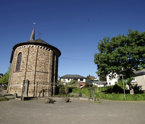 Dorfplatz an der Schutzengelkapelle, &copy; Foto: Laura Rinneburger, Quelle: Touristik-B&uuml;ro Vordereifel