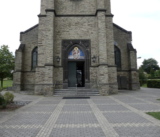 Portail d'entr&eacute;e de l'&eacute;glise, &copy; Svenja Schulze Entrup