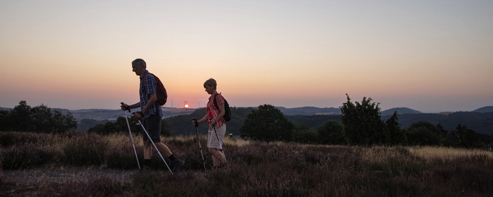 Wanderer bei Sonnenaufgang in der Wacholderheide, &copy; Laura Rinneburger