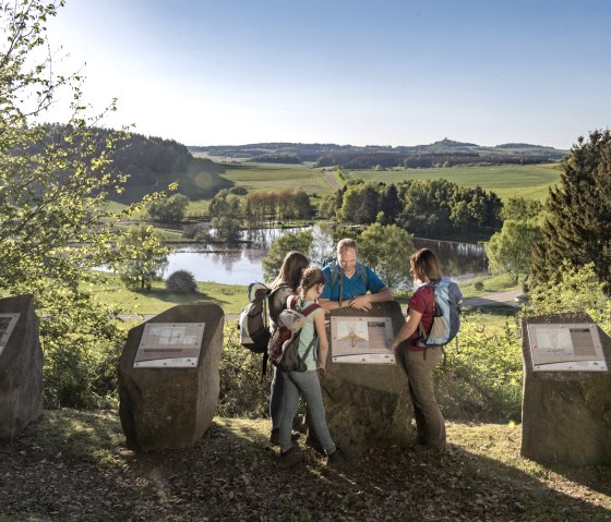Blick auf den Maarkessel auf dem Traumpf&auml;dchen, &copy; Klaus-Peter Kappest/REMET