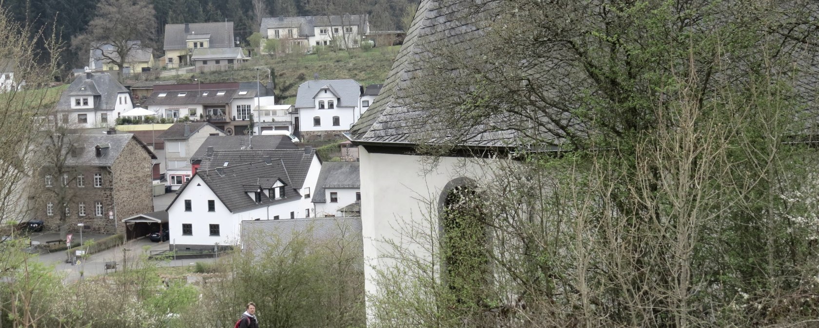 Chapel with view to Virneburg, &copy; Foto: Svenja Schulze-Entrup, Quelle: Touristik-B&uuml;ro Vordereifel