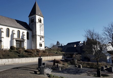 Pfarrkirche und Dorfplatz in Kirchwald, © Foto: Svenja Schulze-Entrup, Quelle: Touristik-Büro Vordereifel