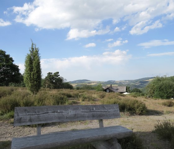 Bank an der Wacholderh&uuml;tte, &copy; Foto: Svenja Schulze-Entrup, Quelle: Touristik-B&uuml;ro Vordereifel