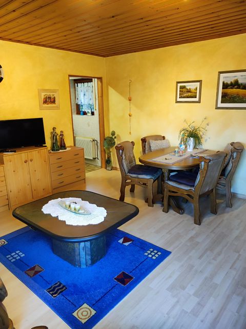 Ein gemütliches Wohnzimmer. Genießen Sie entspannte Stunden auf dem bequemen Sofa nach einem erlebnisreichen Urlaubstag. Für Ihre Unterhaltung steht ein Smart-TV bereit. Die angrenzende, großzügige Essecke lädt zu gemeinsamen Mahlzeiten oder geselligen Spieleabende ein.