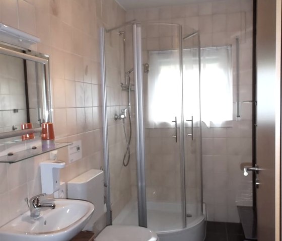 Gedeeld - badkamer - tweepersoonskamer & eenpersoonskamer - kelder