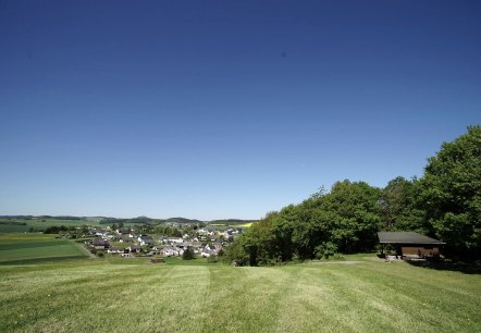 Ausblick von der Schutzh&uuml;tte am Eichenb&auml;umchen, &copy; Foto: Laura Rinneburger, Quelle: Touristik-B&uuml;ro Vordereifel