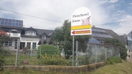 Schild zur Fleischerei Jonas, © Touristik-Büro Vordereifel