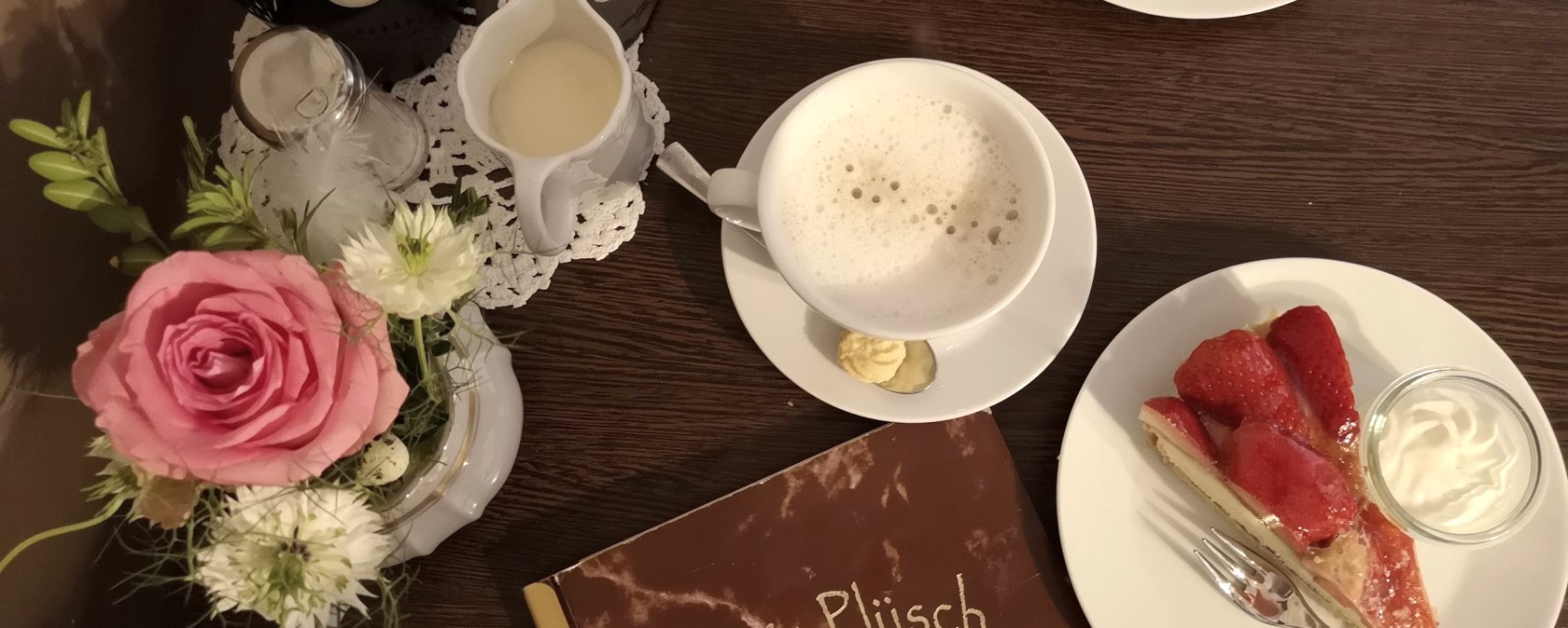 Kaffee und Kuchen im Café Plüsch, © Foto: Laura Rinneburger, Quelle: Touristik-Büro Vordereifel