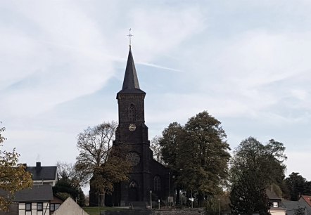 Außenansicht Kirche, © Foto: Svenja Schulze-Entrup, Quelle: Touristik-Büro Vordereifel