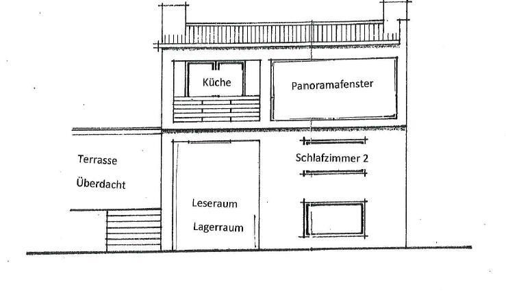 Eine technische Zeichnung der Rückansicht eines Hauses. Die Räume sind klar beschriftet, darunter Küche, Schlafzimmer und Terrasse.