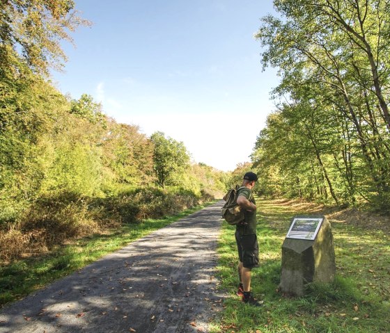 Panneau d'information sur le "chemin brod&eacute;, &copy; Foto: Laura Rinneburger, Quelle: Touristik-B&uuml;ro Vordereifel