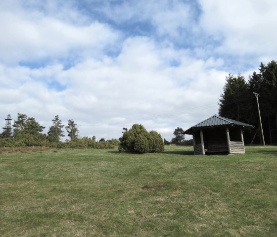 Schutzh&uuml;tte auf dem Ra&szlig;berg, &copy; Foto: Svenja Schulze-Entrup, Quelle: Touristik-B&uuml;ro Vordereifel