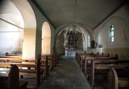 Gang zum Altar in der Wallfahrtskapelle, © Foto: Laura Rinneburger, Quelle: Touristik-Büro Vordereifel