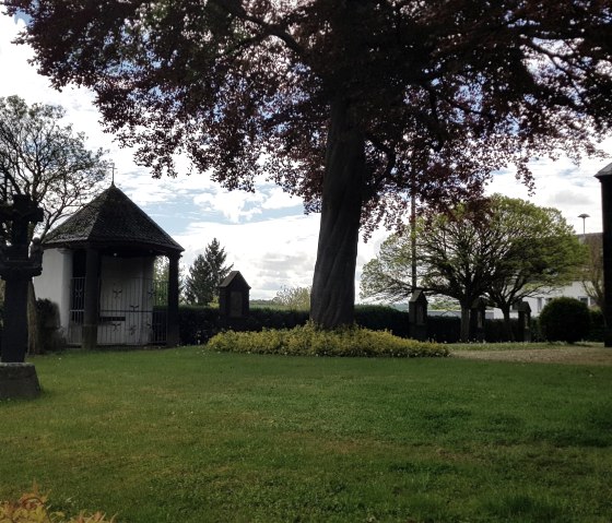 Gartenanlage im Bereich der Pfarrkirche, &copy; Foto: Svenja Schulze-Entrup, Quelle: Touristik-B&uuml;ro Vordereifel