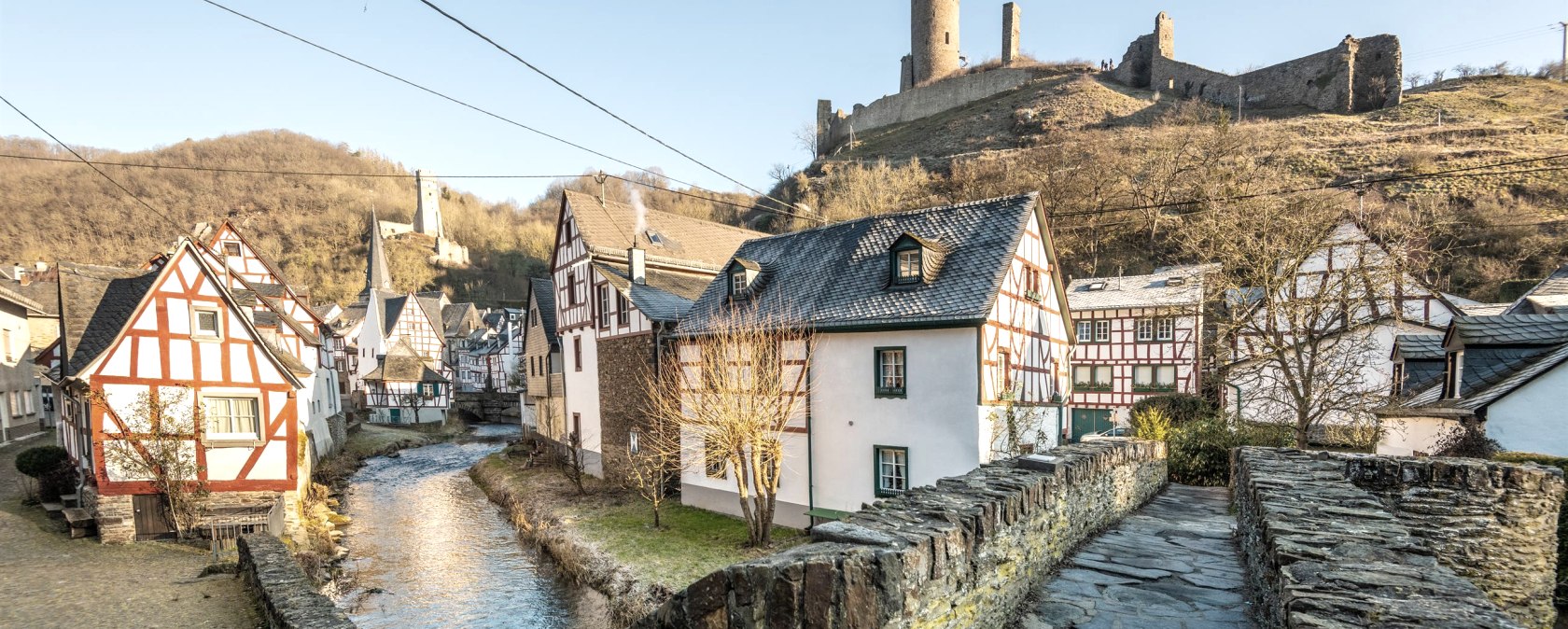 Les ch&acirc;teaux forts tr&ocirc;nent au-dessus de Monreal, &copy; Eifel Tourismus GmbH, D. Ketz