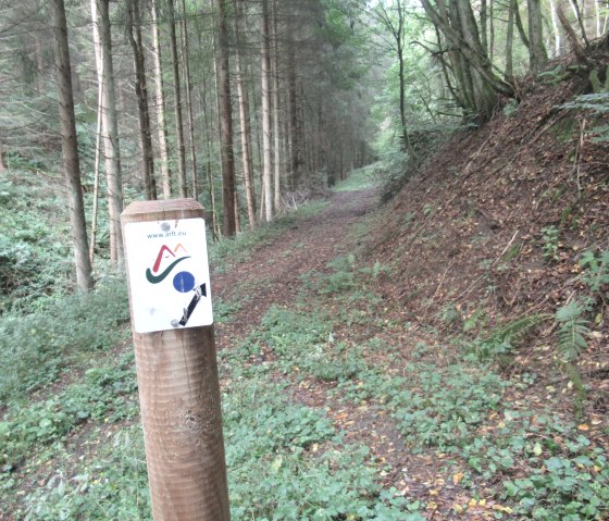 Panneau indicateur sur le sentier de randonnée, © Volker Windheuser